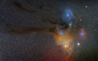 Die Region rund um den Stern Antares im Sternbild Skorpion ist wohl die farbenfrohste Region unseres Nachthimmels. Hier gibts alles Dunkelwolken, Reflexions- und Emissionsnebel sogar Kugelsternhaufen