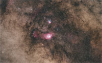 Unglaublich viele Sterne werden sichtbar beim Blick ins Zentrum unserer Galaxie der Milchstrasse. Mittig der Trifid M20 und Lagunenebel M8. 